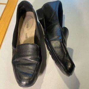 Clarks -  Sz 8.5M - Women's Black Leather Juliet Lora Loafer - popular
